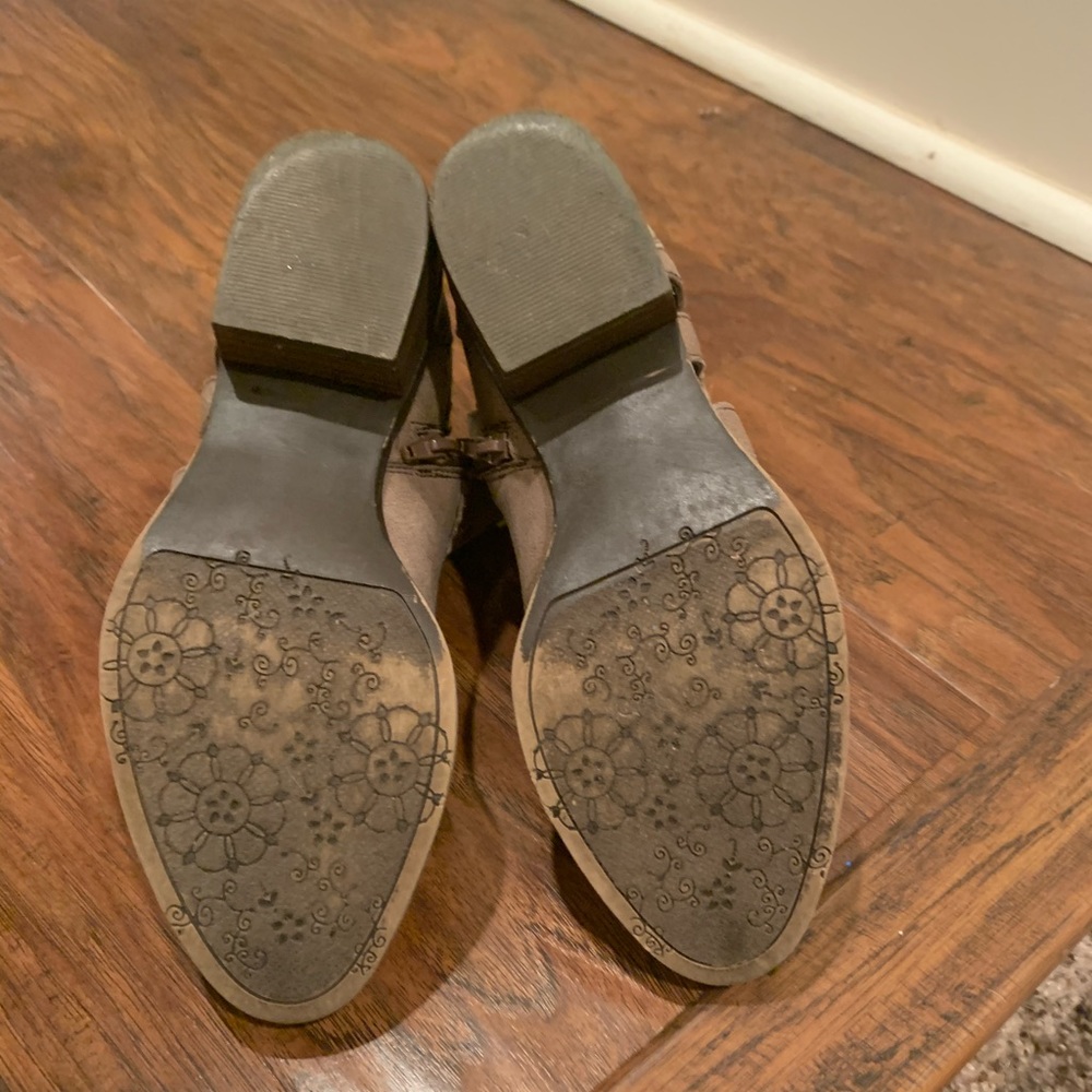 A pair of sugar boots that are in great condition.